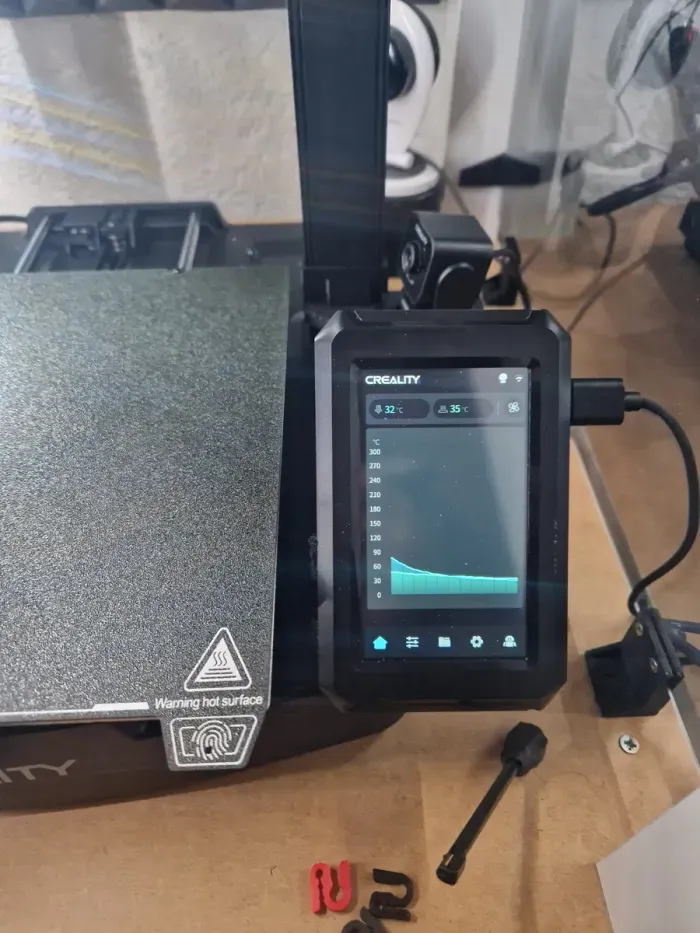 Ender-3 V3 KE LCD riposizionato su una staffa