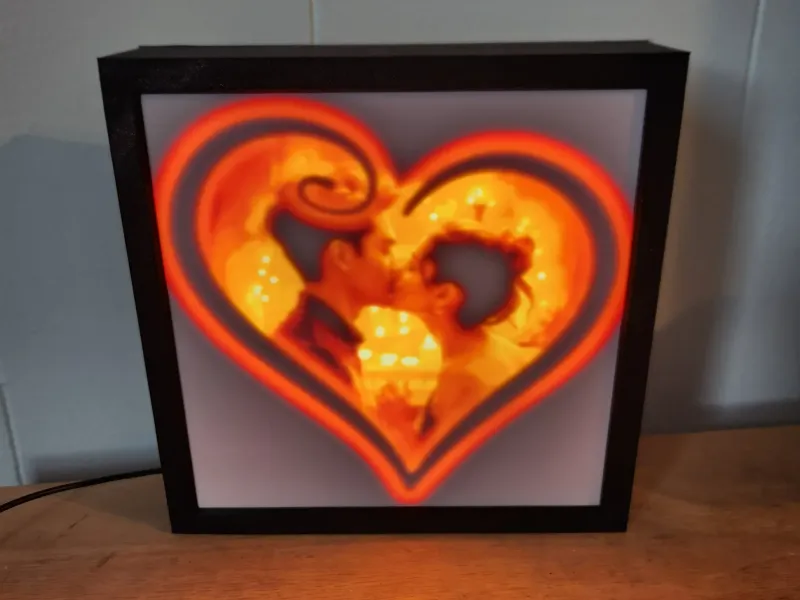 Couple s'embrassant à la lueur du feu - Lithophane de la Saint-Valentin