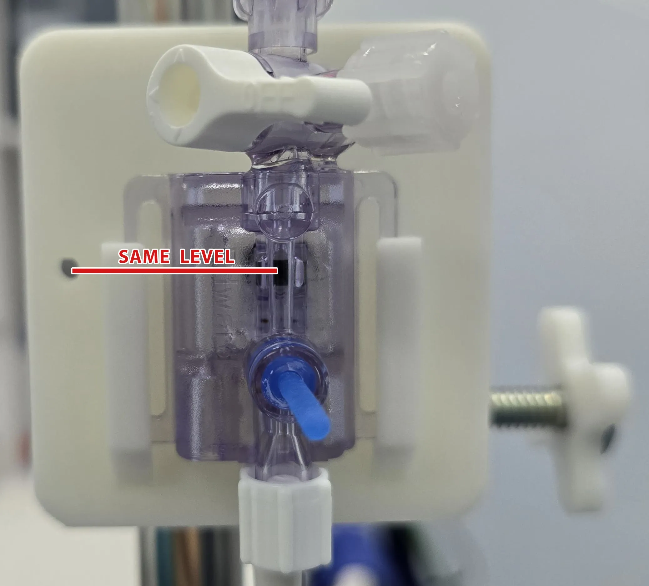 Pressure transducer holder for Edwards TruWave