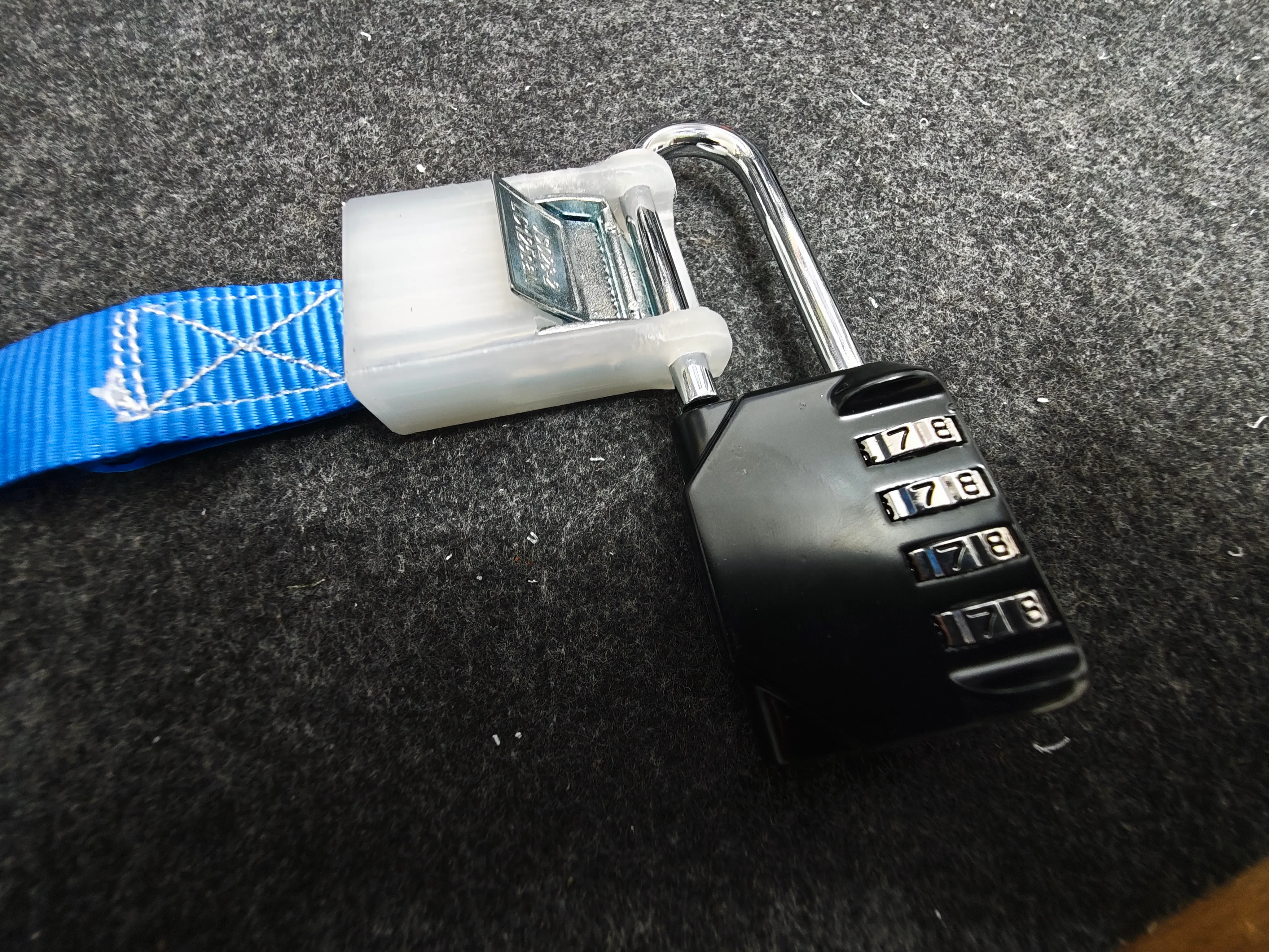 Simple tensioning strap lock for locking / 25mm belt strap
