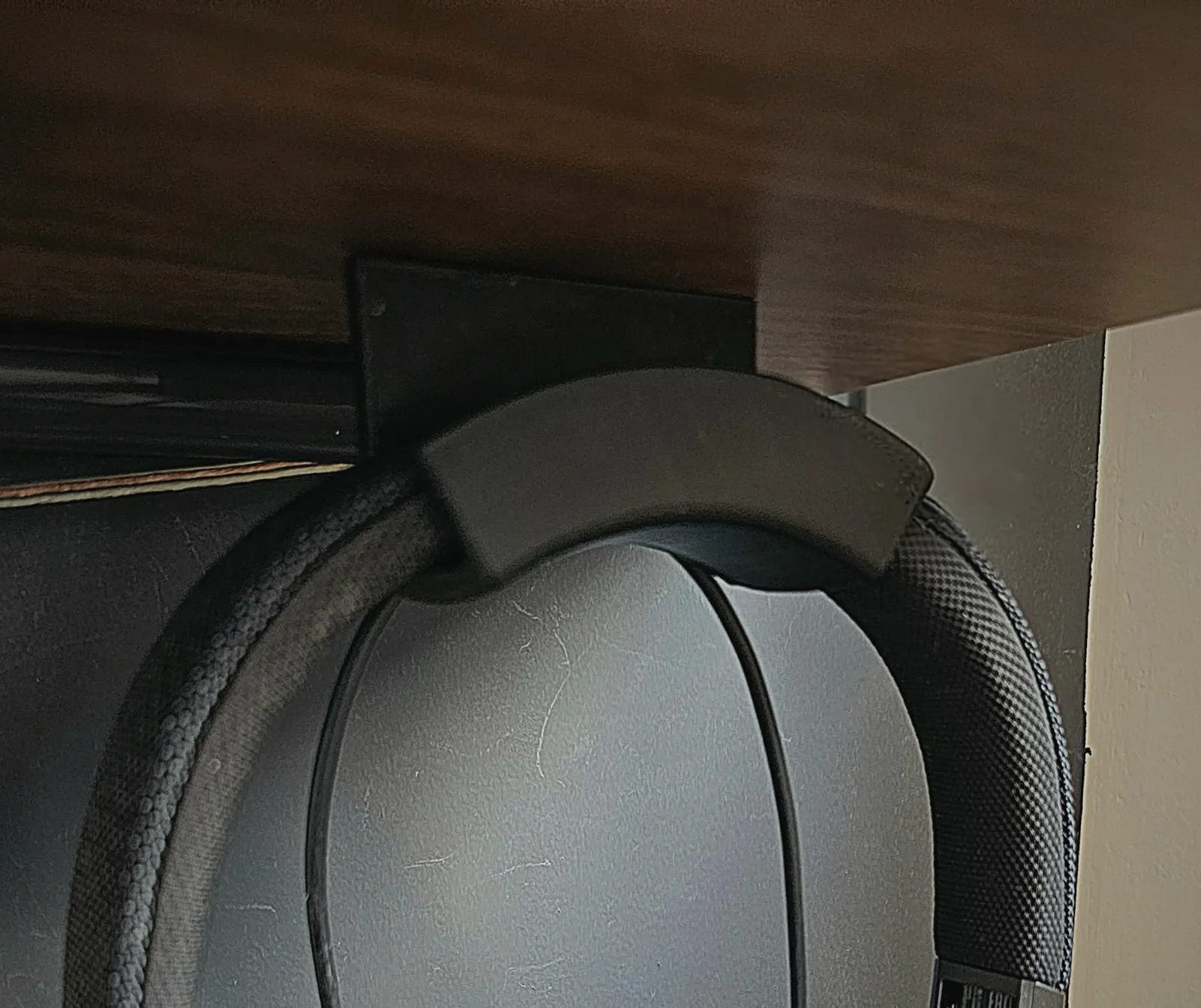 Soporte para auriculares JBL con sujeta cables