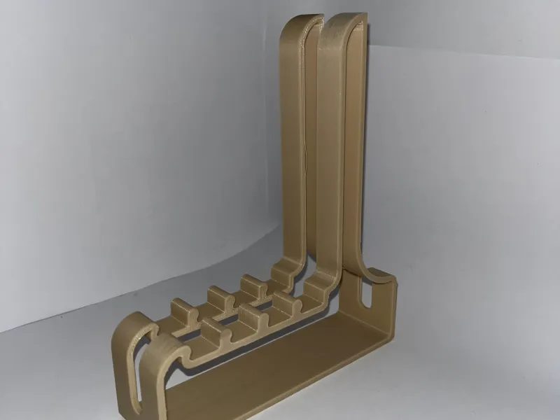 Een slanke telefoon- en/of tabletstandaard met een oplaadsleuf