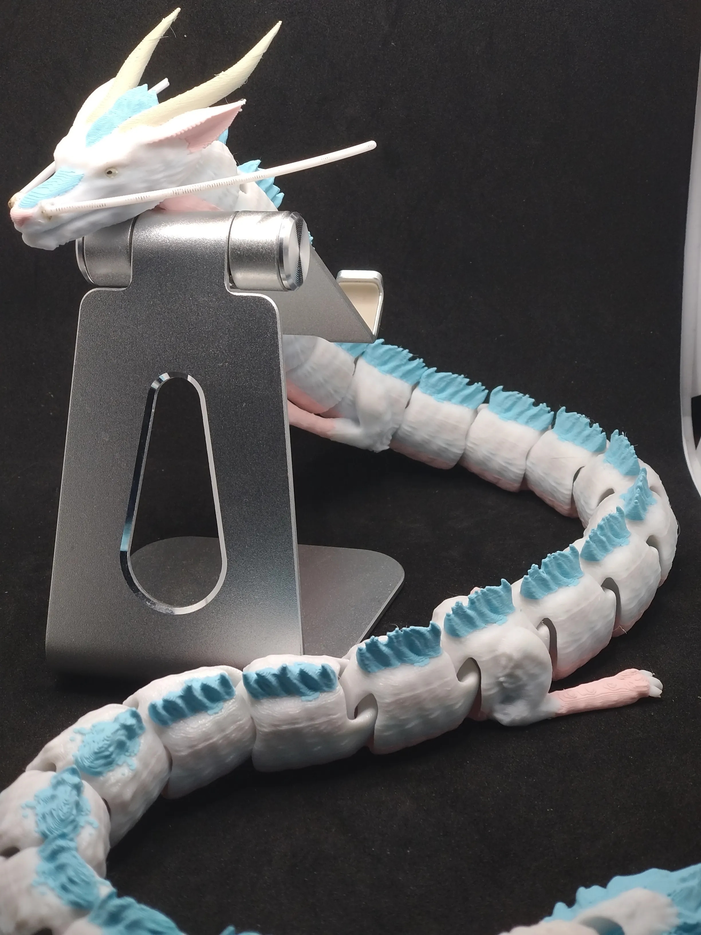 Brinquedo Articulado Dragão Espírito do Rio Kohaku