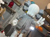 KAWS LV DIFERENTES MANOS-2