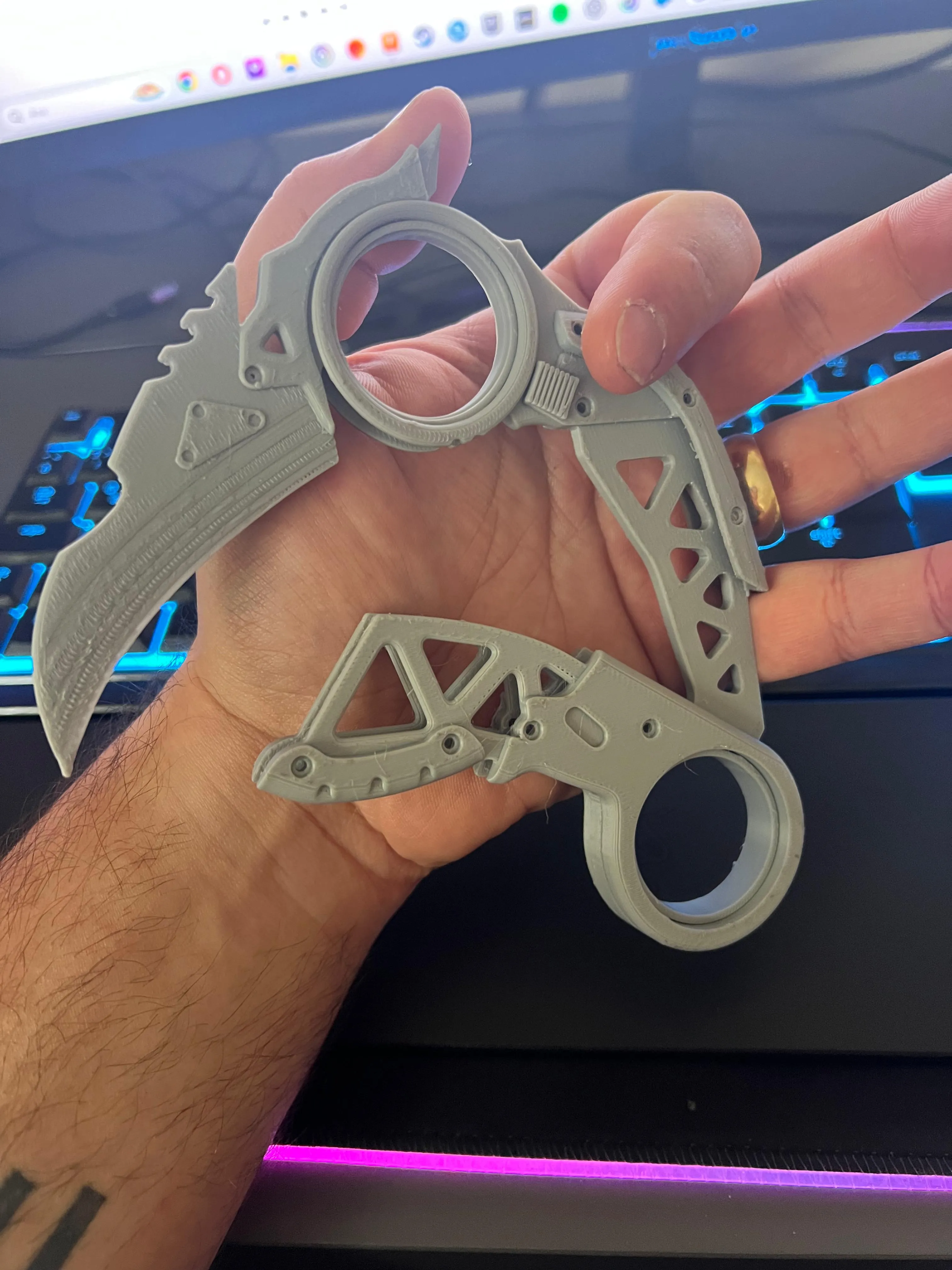 Raptor's Claw Heirloom from Apex Legends