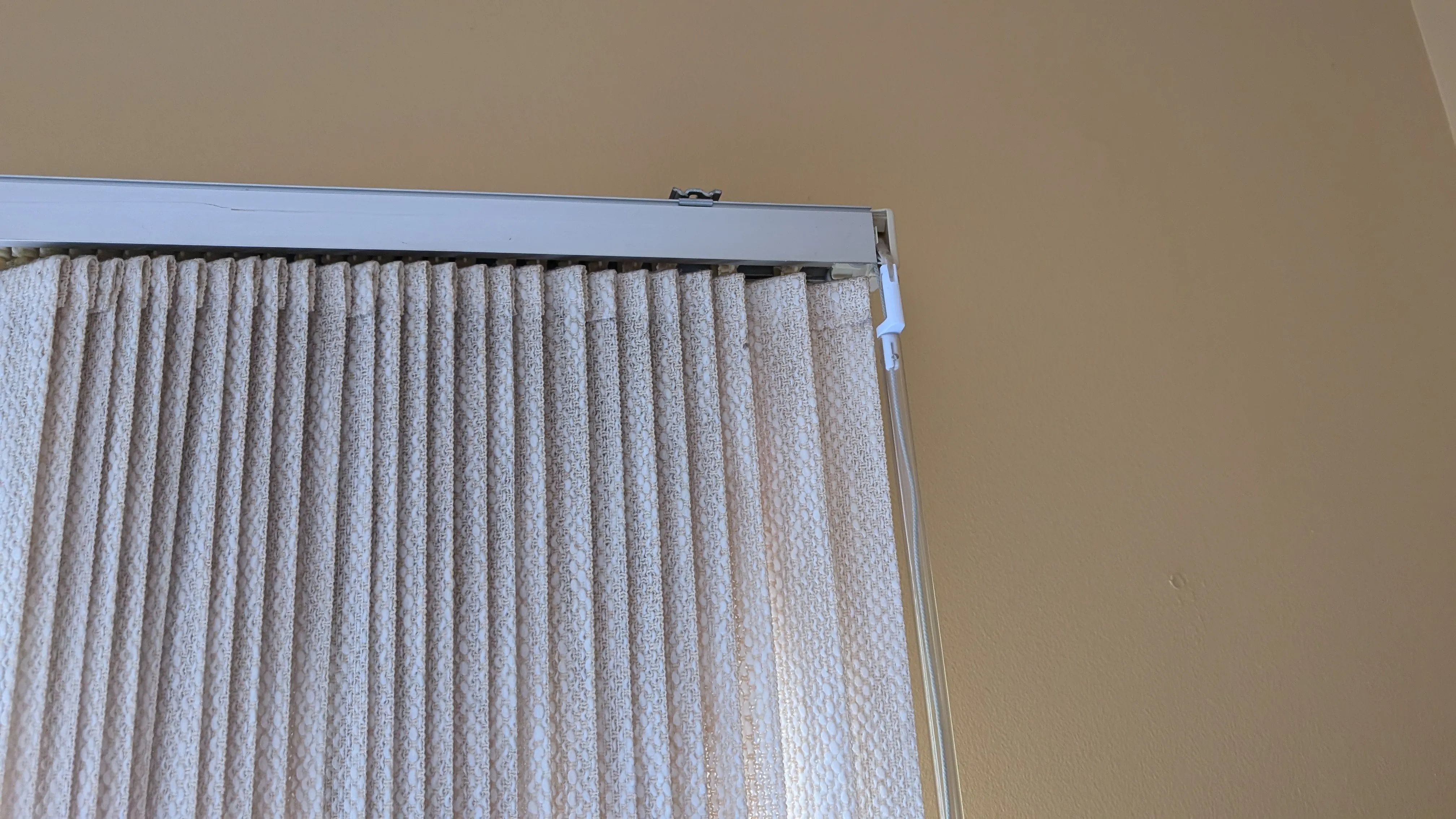 Vertical blind rod holder