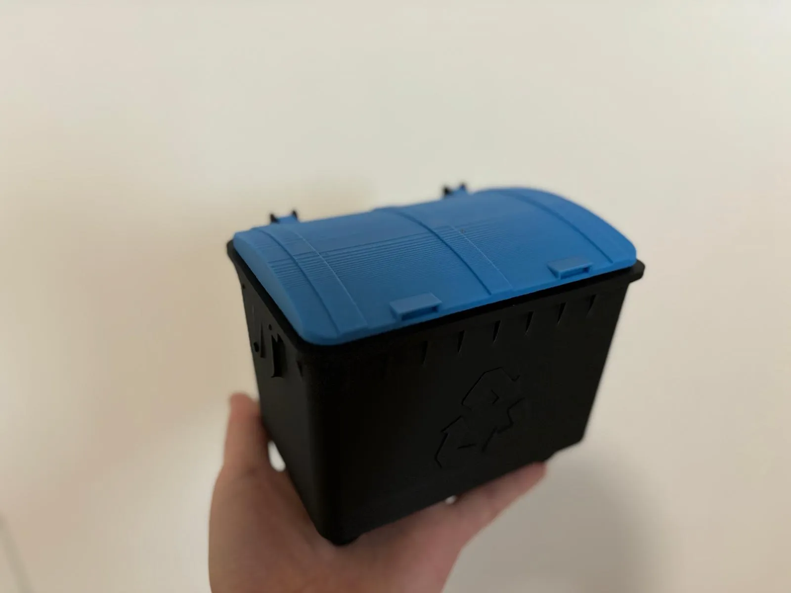 Desktop trash container