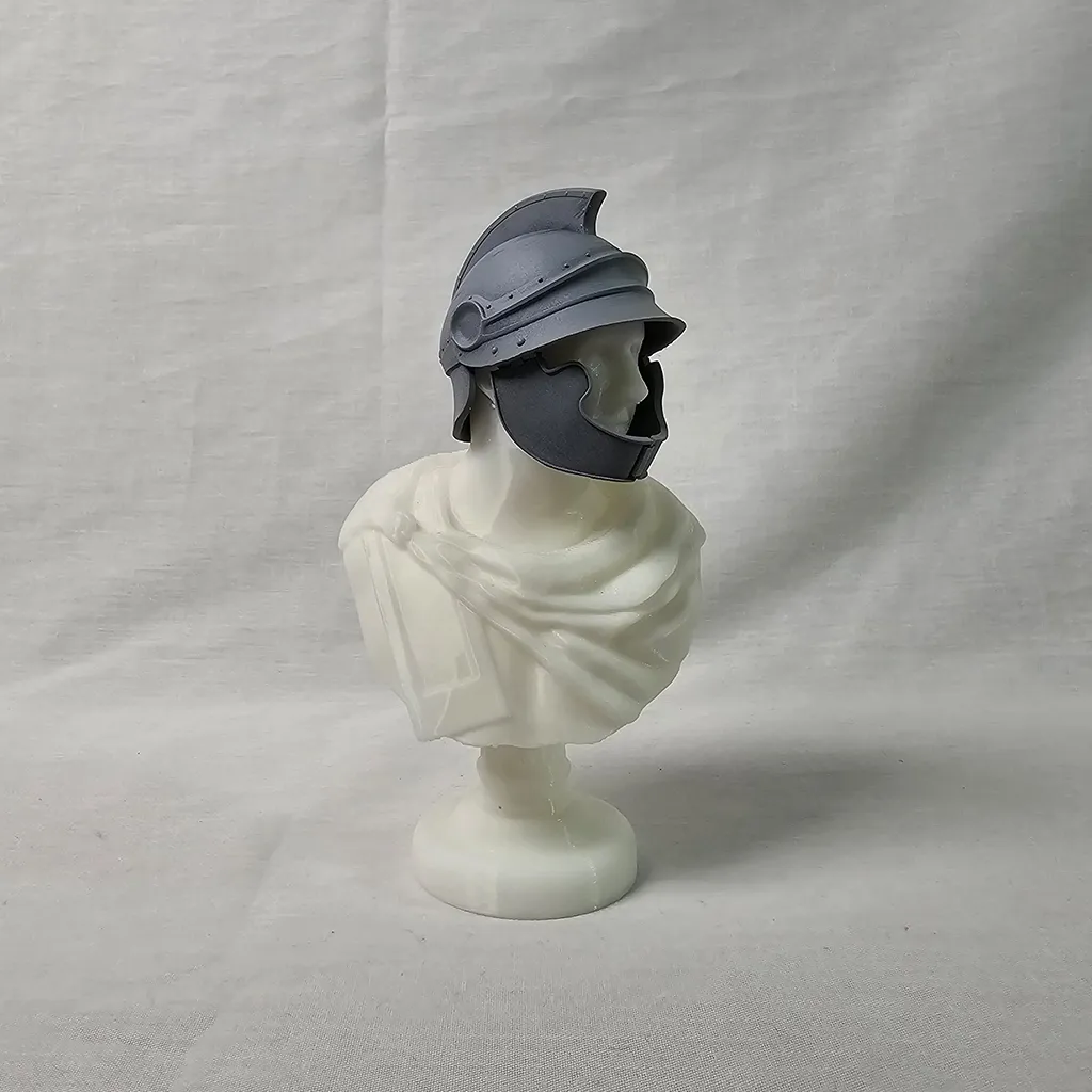 Attischer Helm vom Typ Melos mit einer Figur