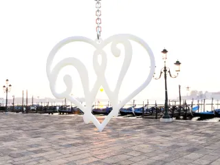 Heart with W Earring for San Valentine