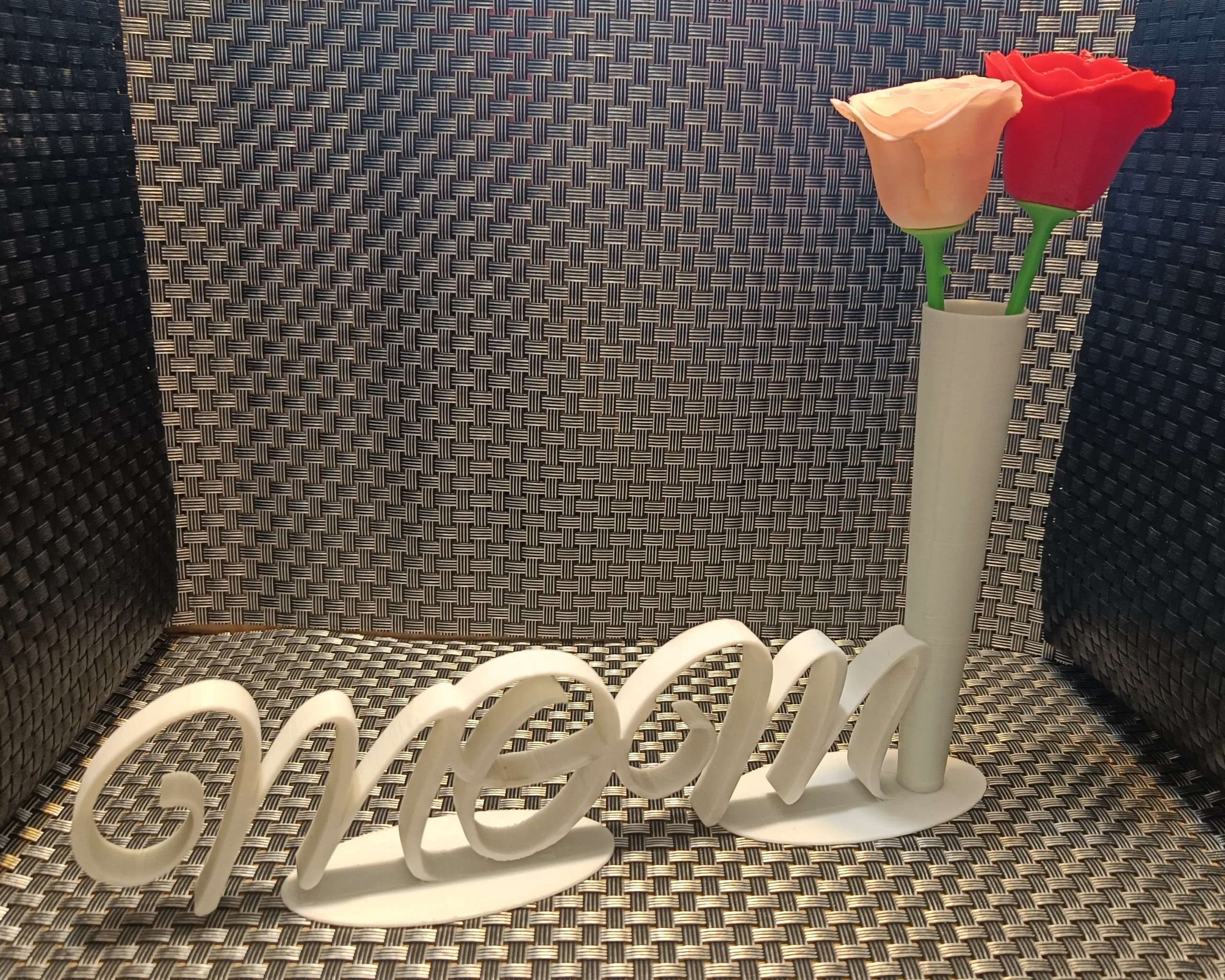 The inscription "mom" and a flower vase -napis mom oraz waza