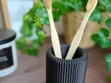 Soporte moderno estriado para cepillos de dientes y pasta dental-3
