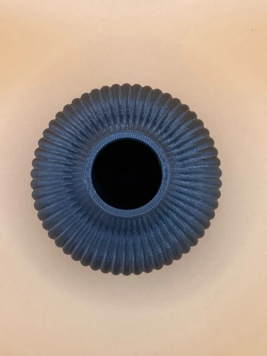 Modern Ribbed Vase – Elegant and Versatile Decoration