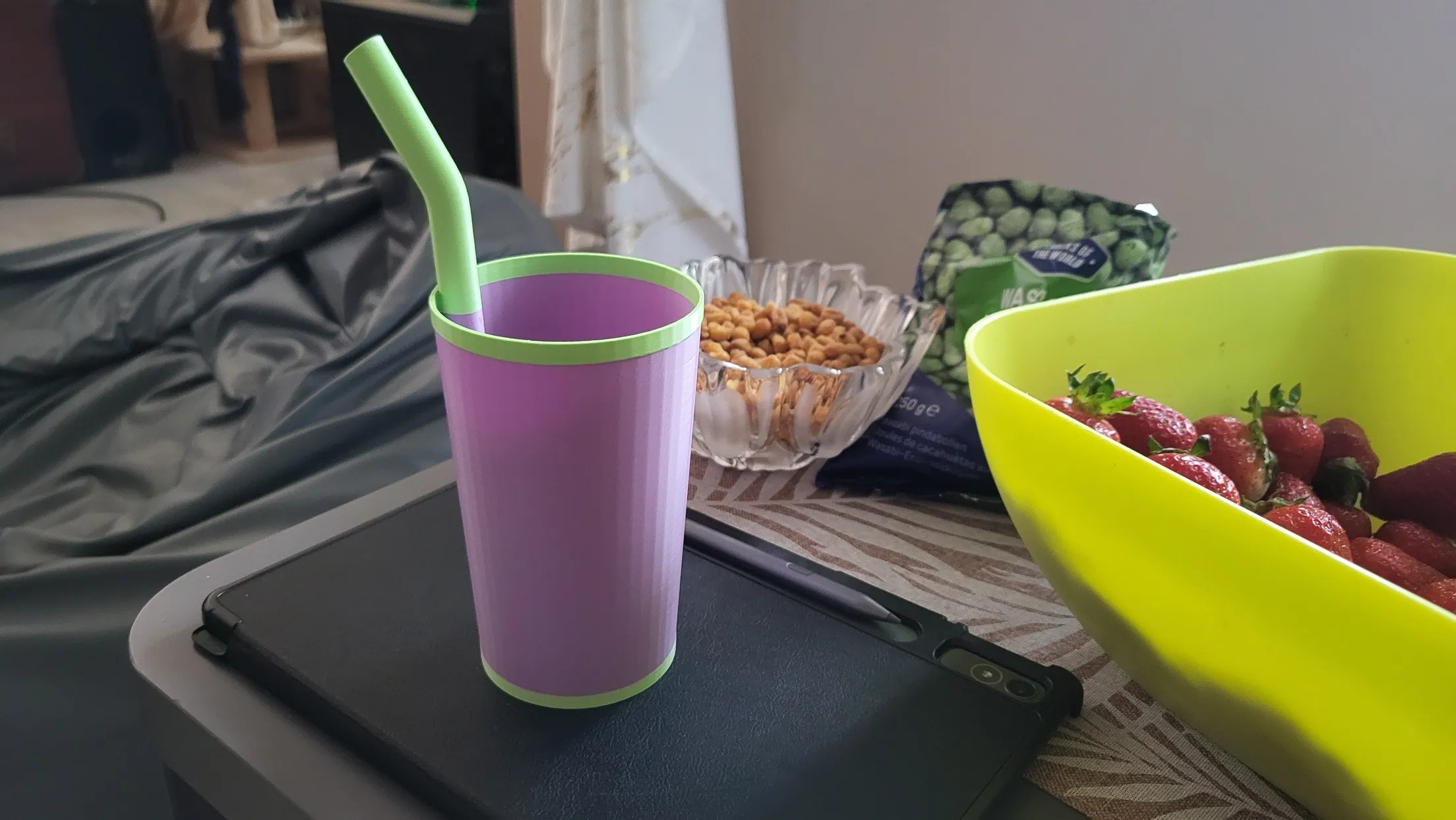 tasse mit Strohhalm / Glas mit Strohhalm
