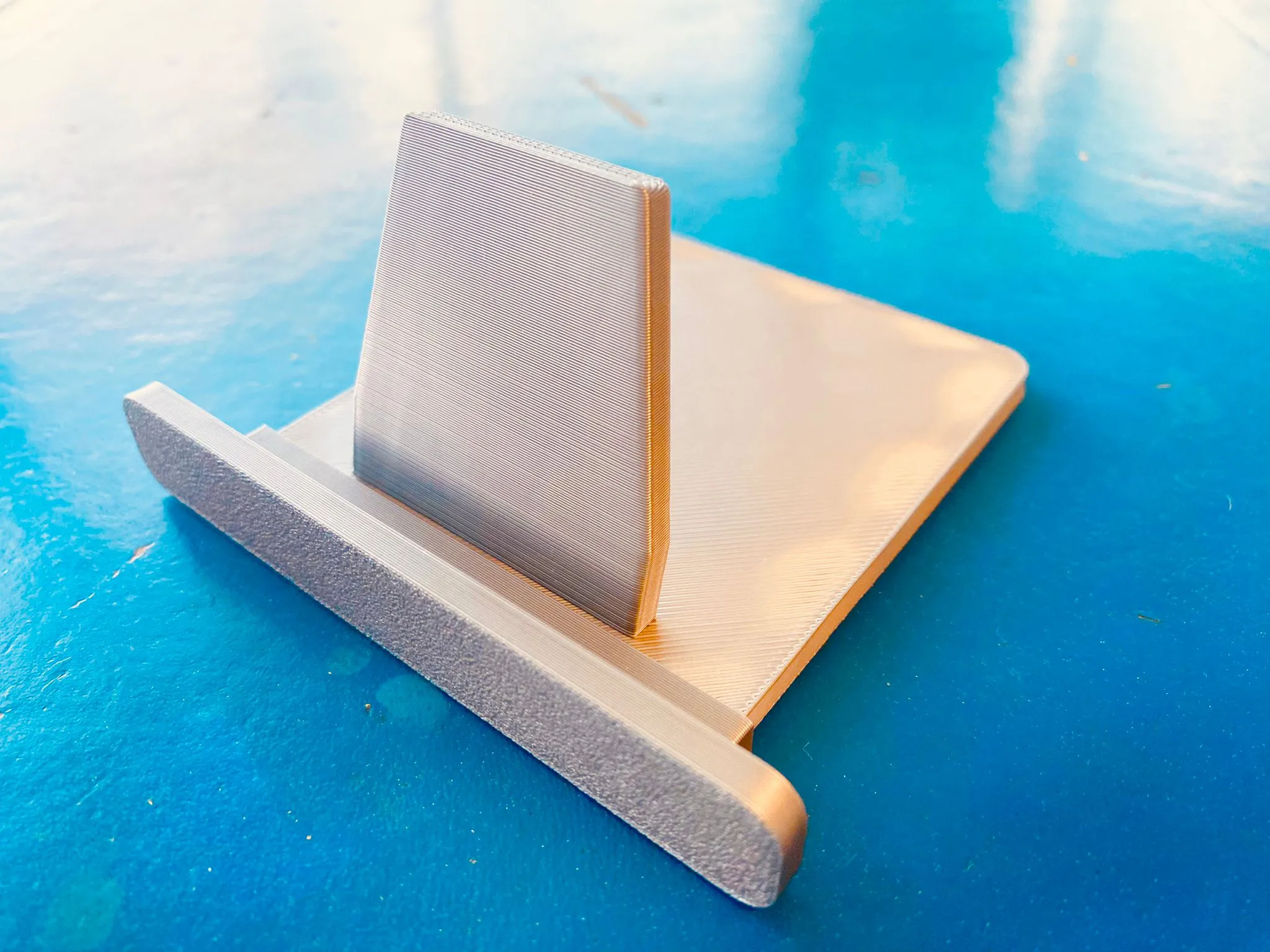 Modern iPad Stand - Un supporto per tablet elegante e stabile