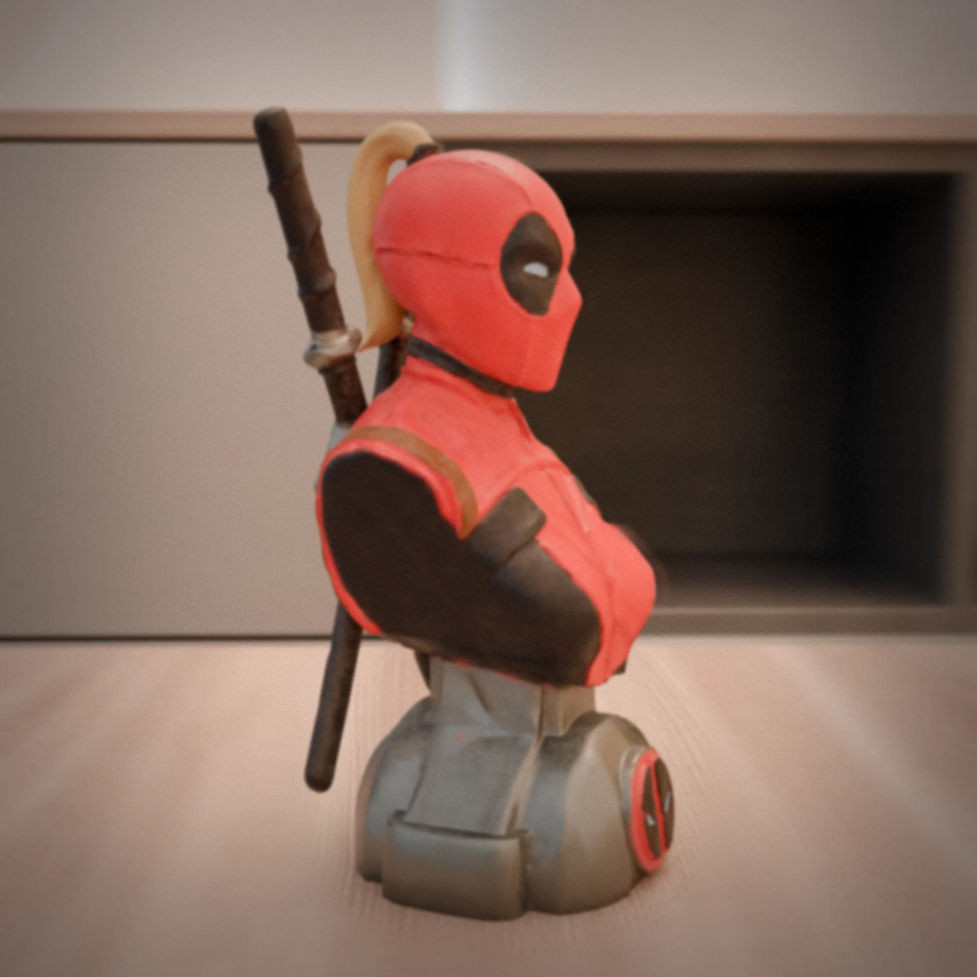Bayan Deadpool büstü