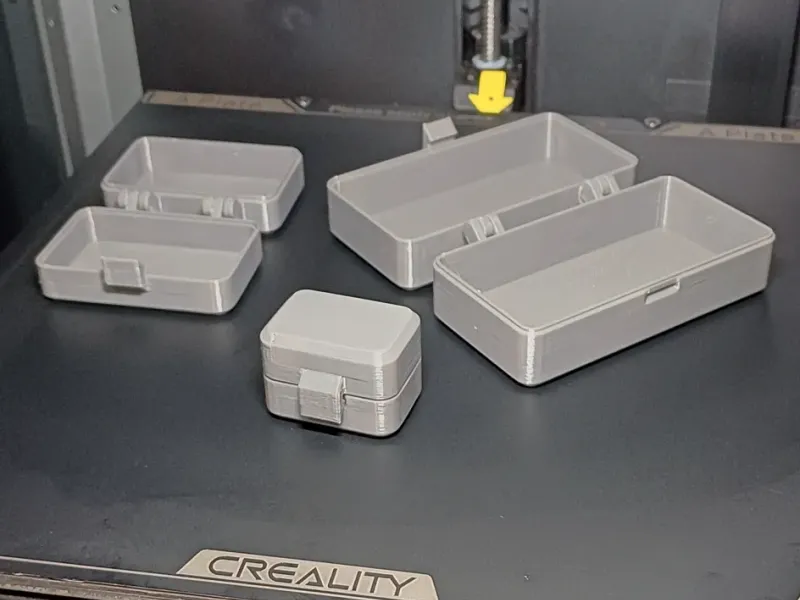 BOX WITH HINGES