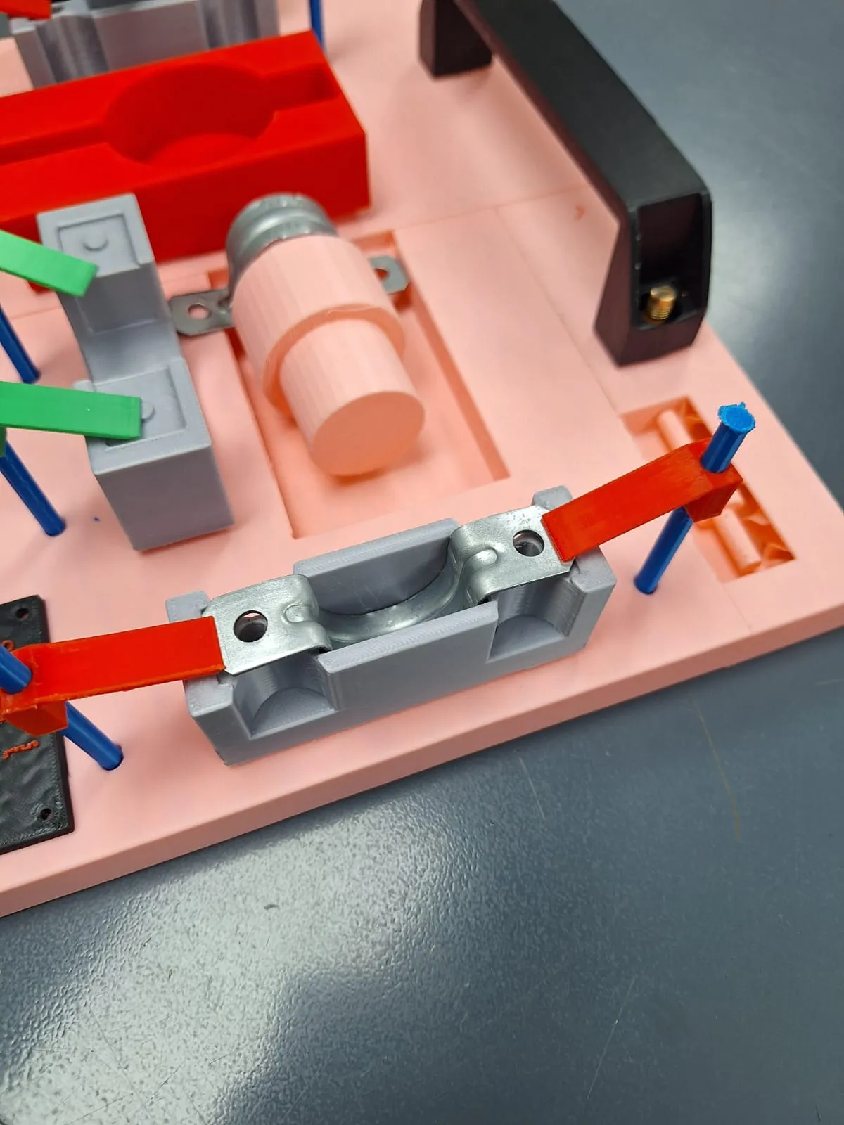 Omega pipe clamp checking fixture
