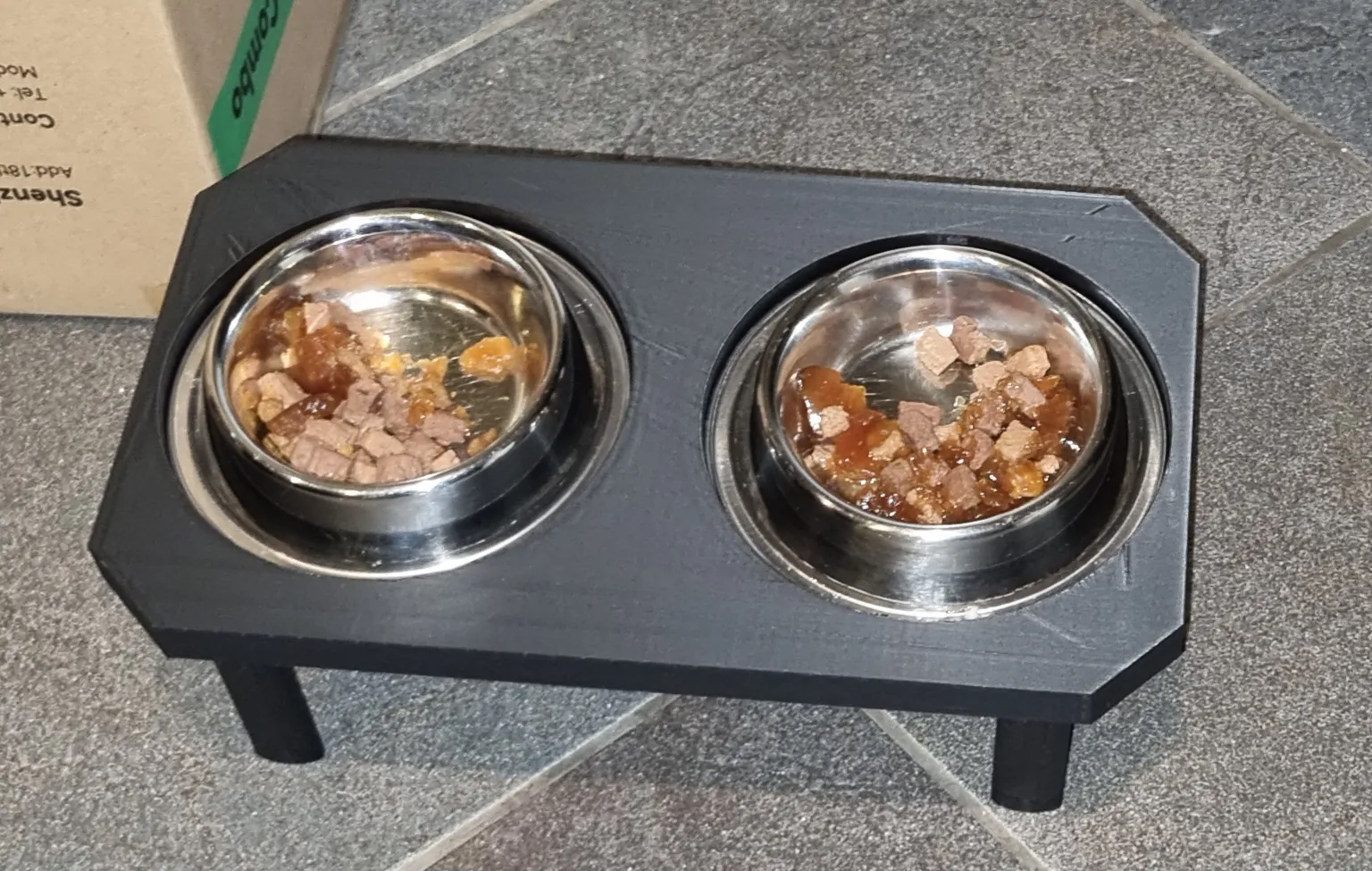 Food raiser for cats