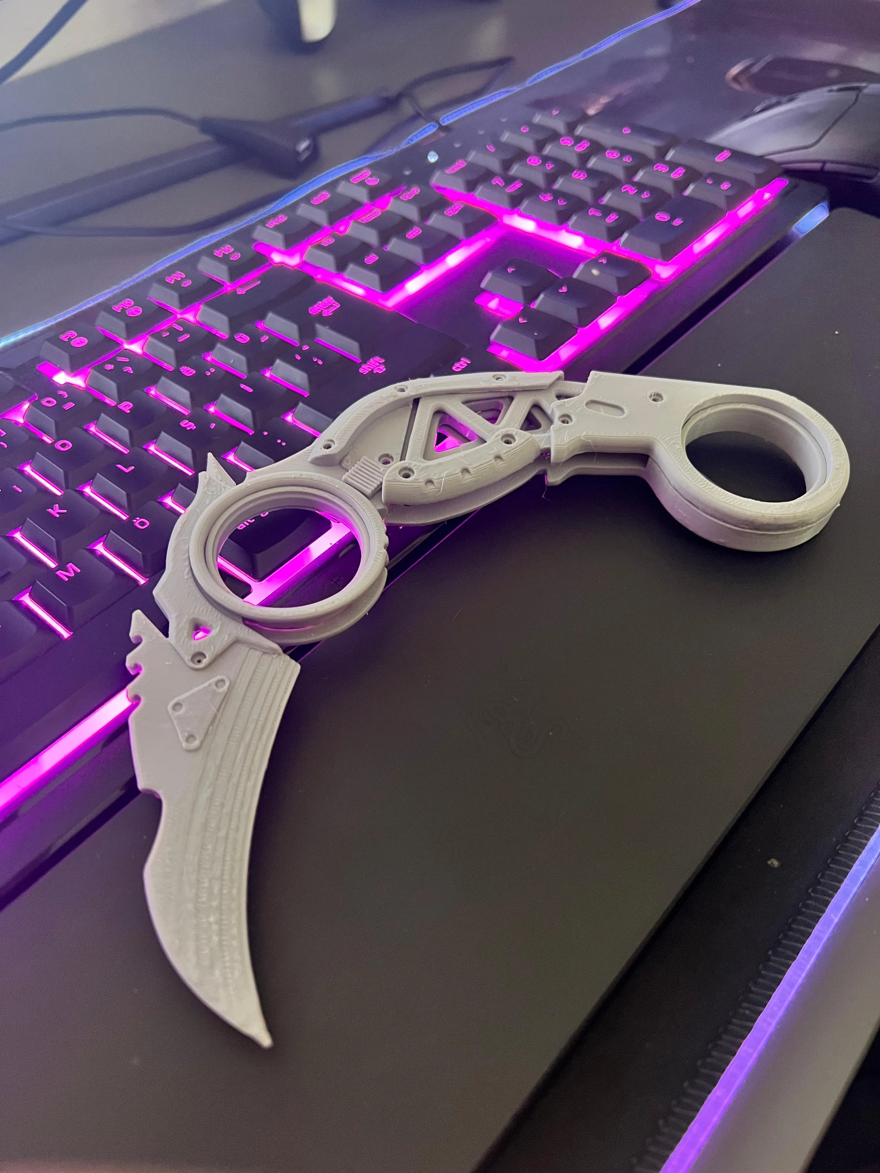 Raptor's Claw Heirloom from Apex Legends