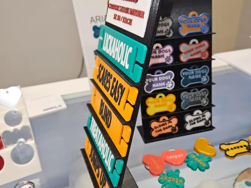 Dünnes Display mit Schild