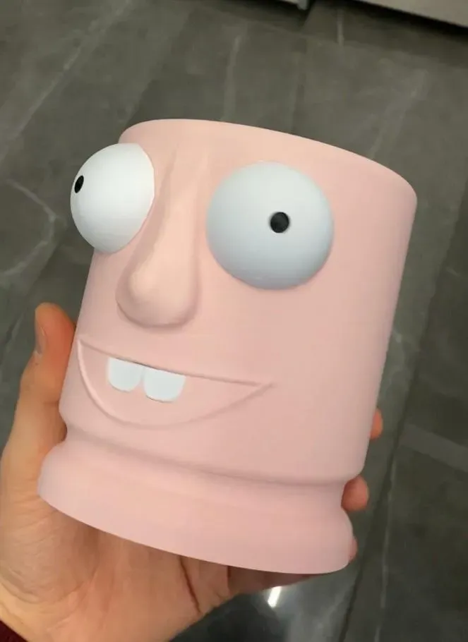 Drink holder in the shape of a stupid head