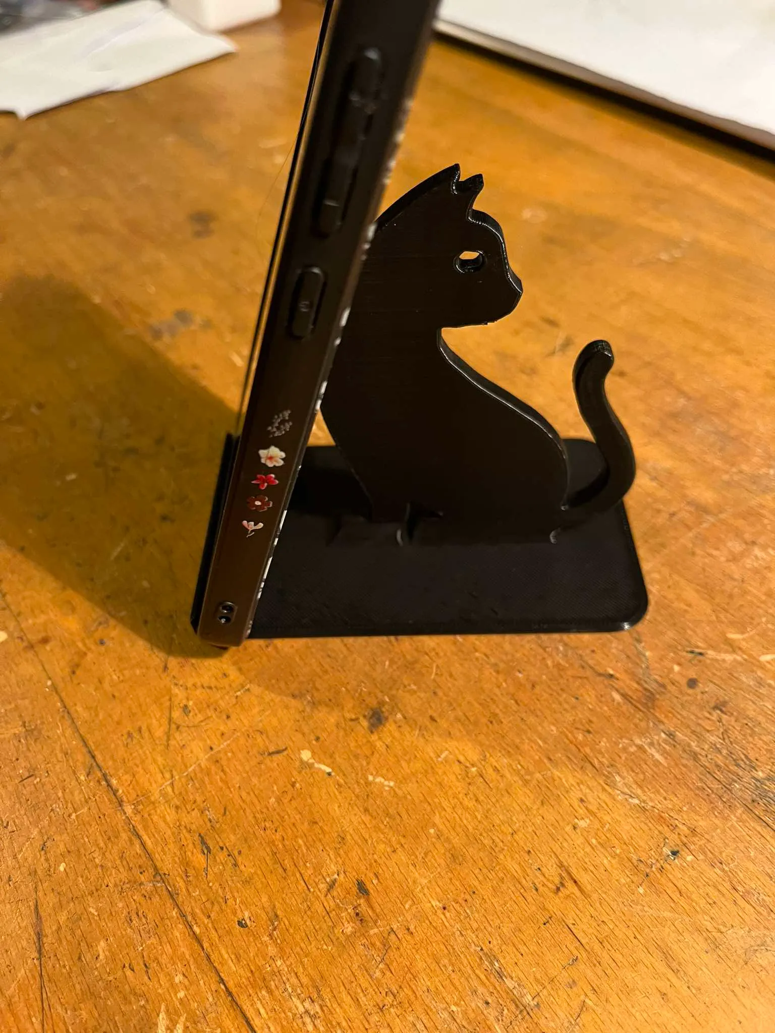 Phone, Mobile phone stand with cat motif