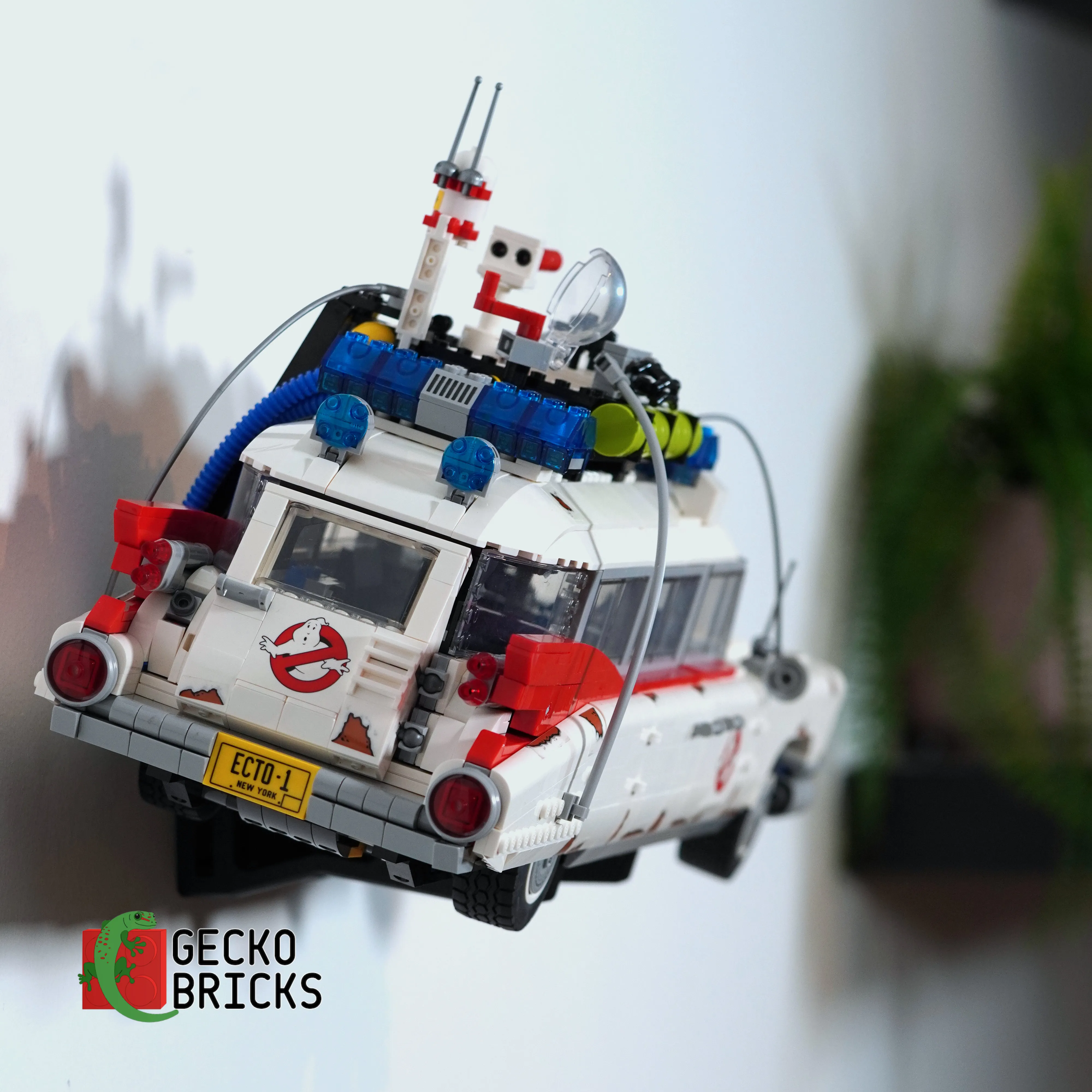 Wall Mount for LEGO Ghostbusters ECTO-1 10274 Gecko Bricks