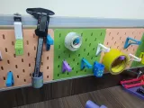 Перфорированная панель, которую можно прикрепить к перегородке офисного стола-3