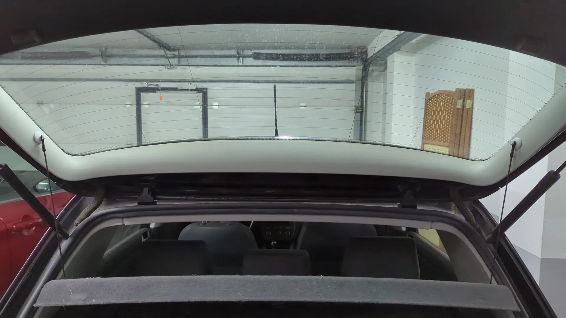 Trunk tray rope support : trunk tray rope support
