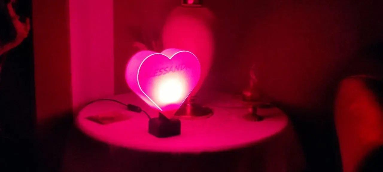 Herzförmige Schlafzimmerlampe mit sanftem fuchsiafarbenem Licht und E27