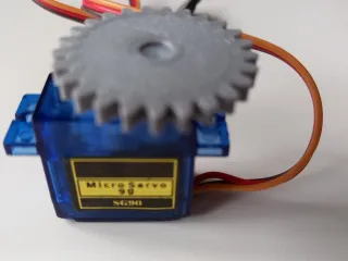 Servomotor gear