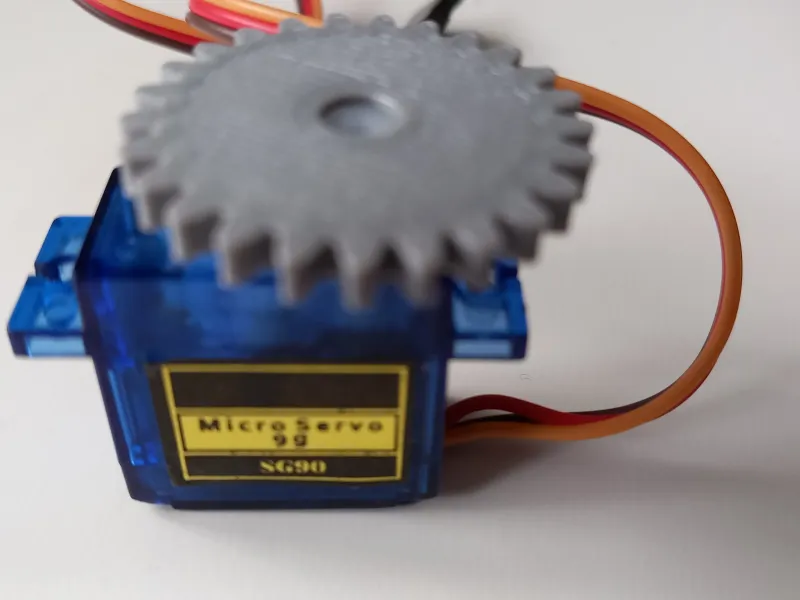 Servomotor gear