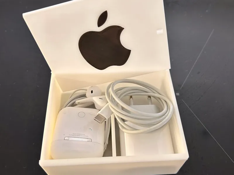 iPhone充電器およびAirPods用ケース - 旅行に欠かせないアイテム