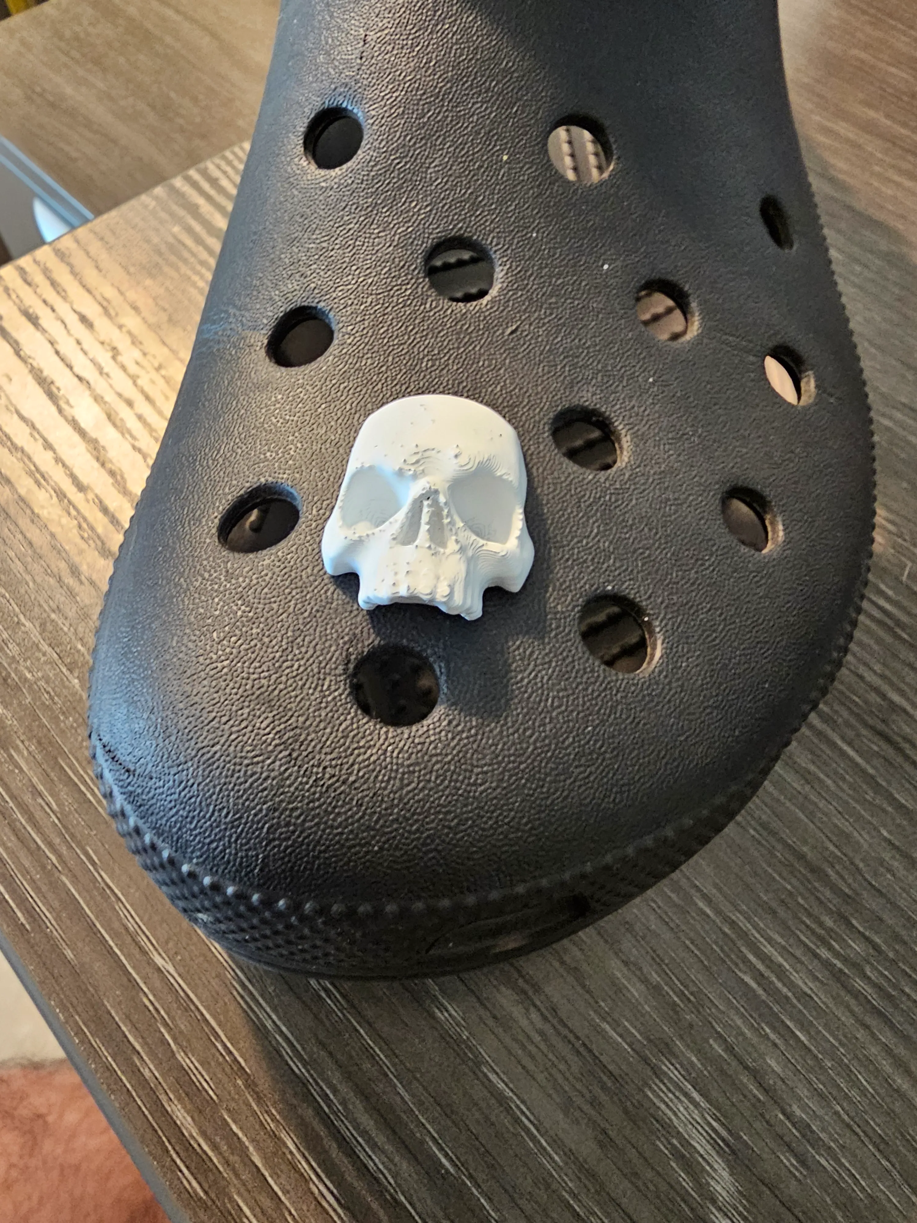 totenkopf-Crocs-Charme