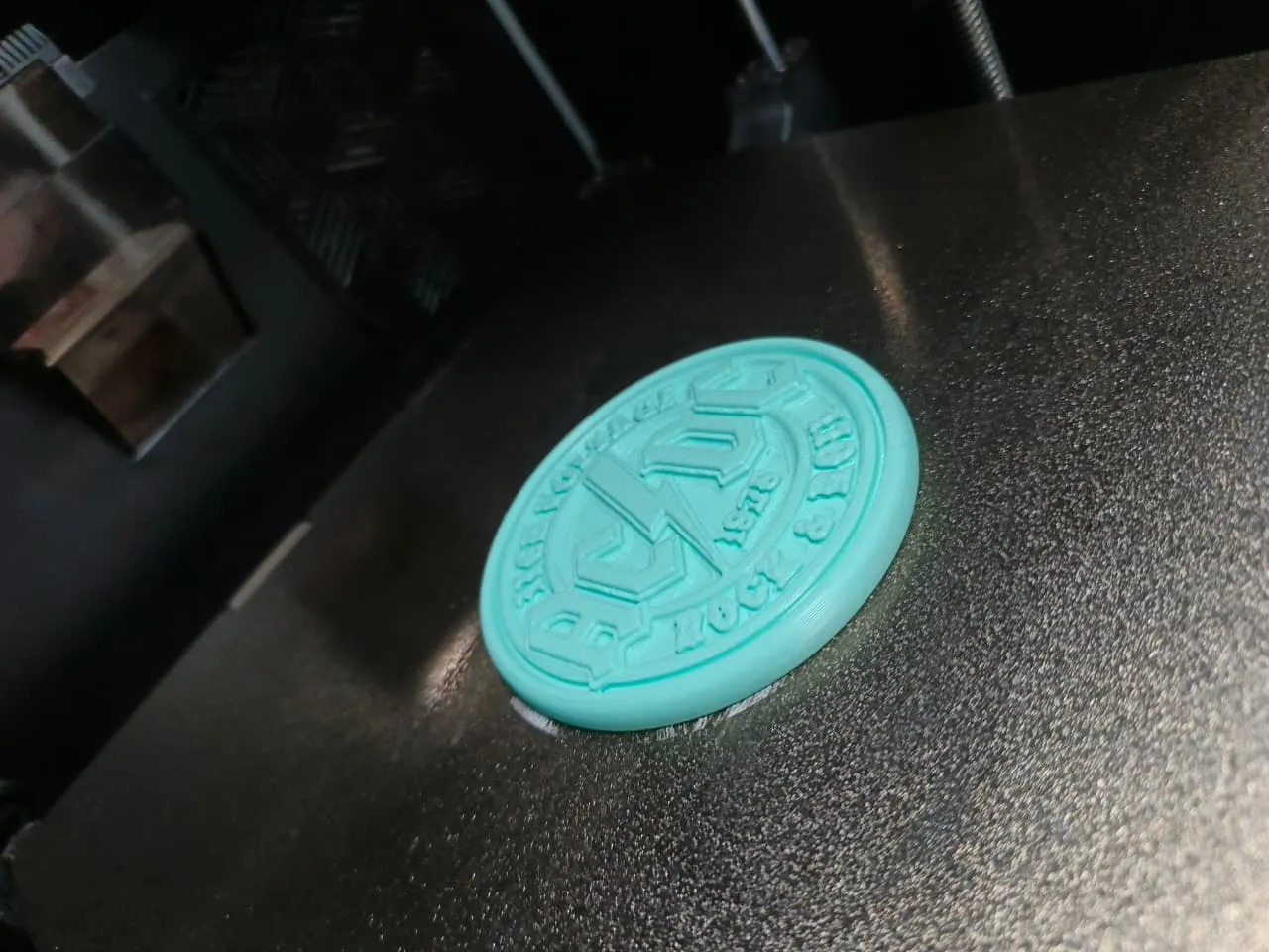¡Alto Voltaje en tu cocina! – Imán Logo AC/DC-0