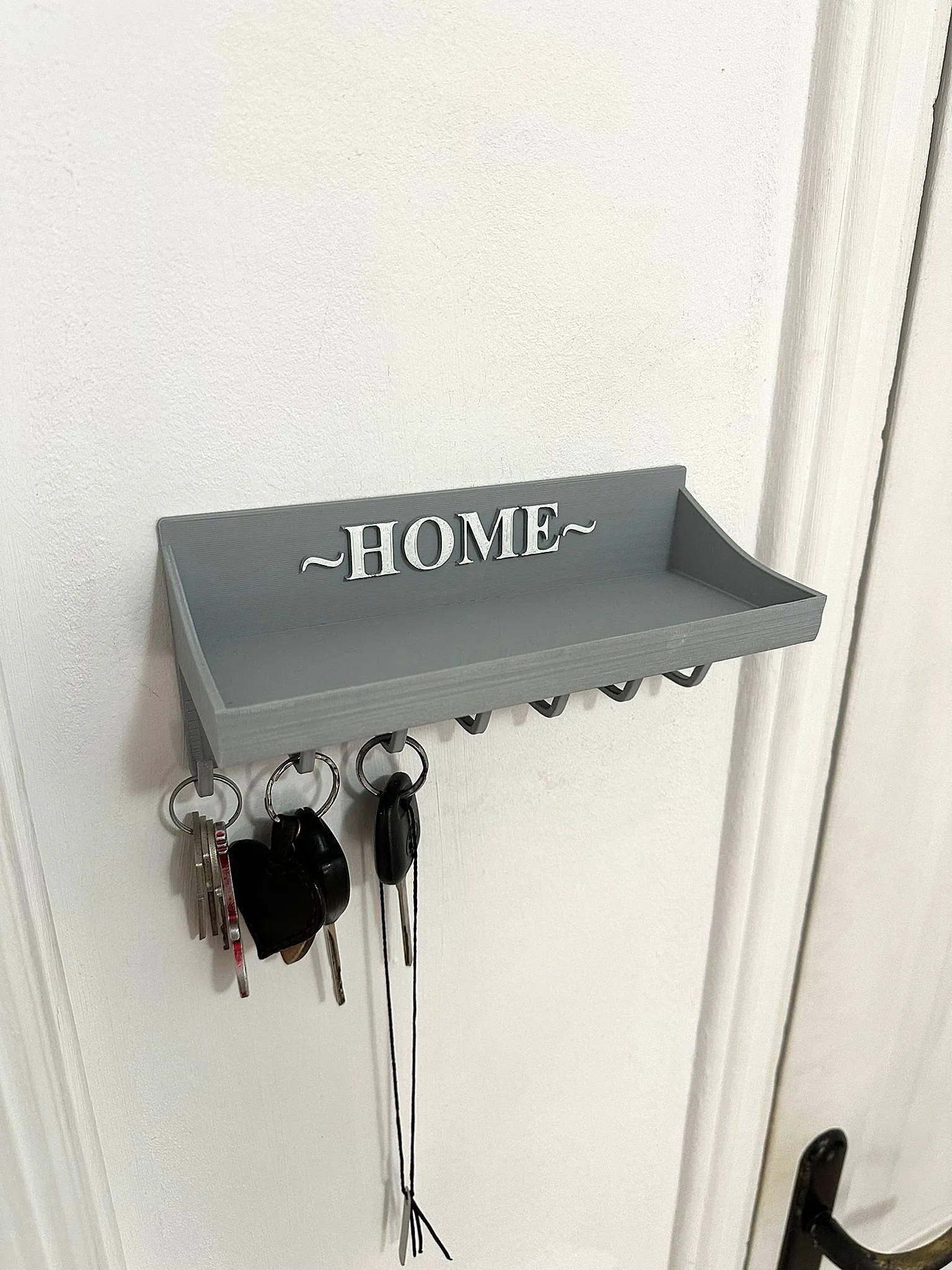 Key hanger with shelf