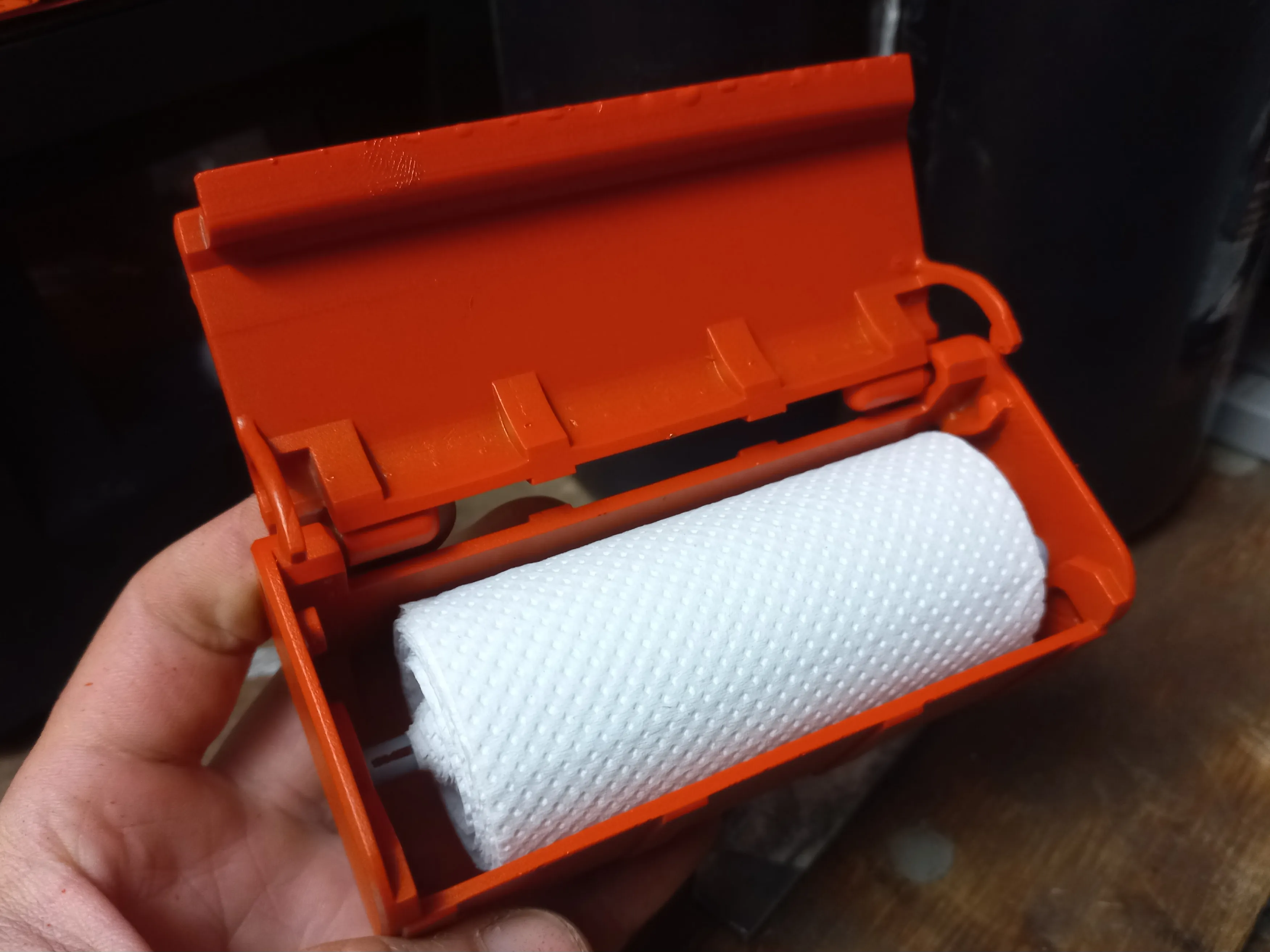 Distribuitor portabil de hârtie igienică