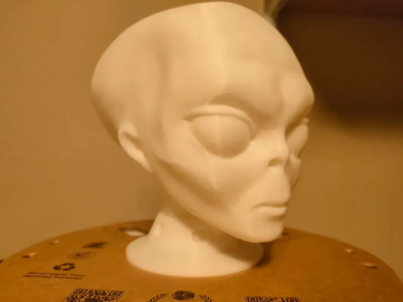 Tête d'alien sur socle