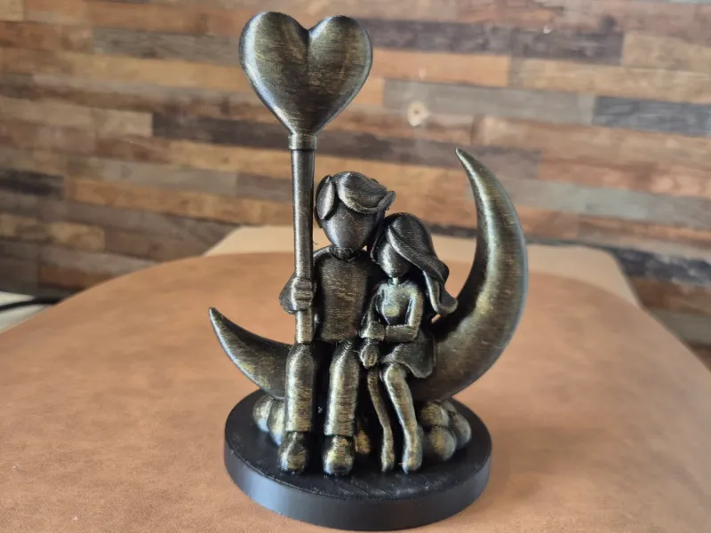 Sculpture couple love assis sur lune