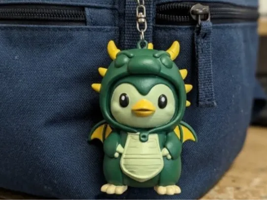 Pinguim Chibi Fofo em Fantasia de Dragão - Chaveiro e Brinquedo