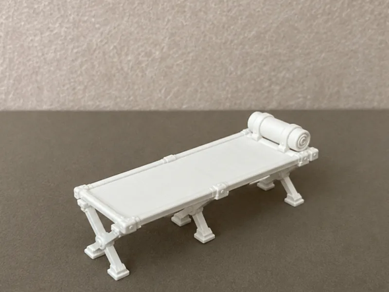 Cama de Campanha Dobrável Militar com Cobertor Enrolado