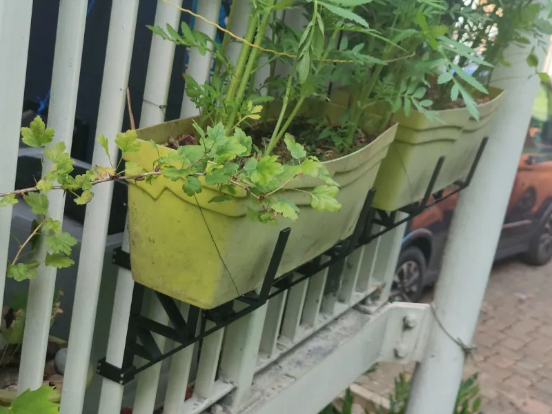 バルコニー手すり用プランター／植木鉢ホルダー。