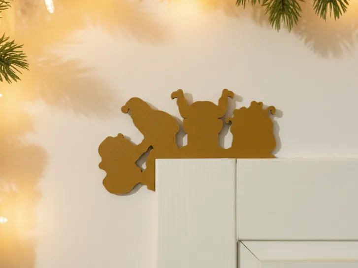Décoration de coin de Noël avec le Père Noël et la cheminée
