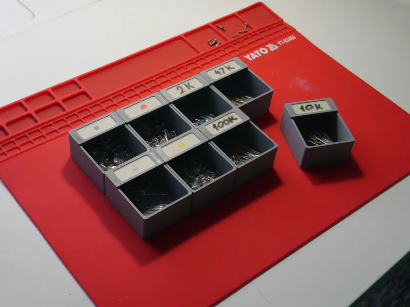 Organizador modular de componentes electrónicos con ranura para etiquetas
