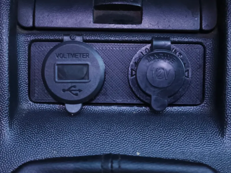 Staffa di montaggio per accendisigari Opel Corsa C (doppia, per