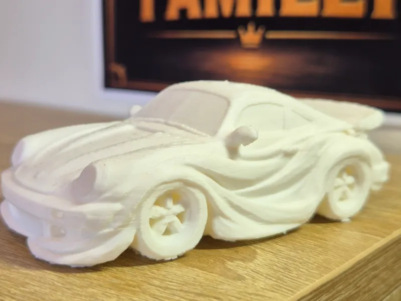 Minimalistische vloeiende golvende sculptuur van Porsche Turbo 1980