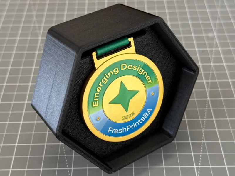 Expositor de Medalhas com Rolo de Cordão Ajustável | Parede ou Prateleira