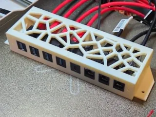 minimalistic box for mounting up to 8 keystone modules
