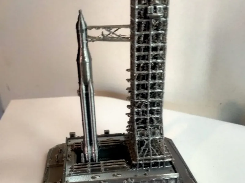 Raumrakete mit Startturm – 3D-Modell