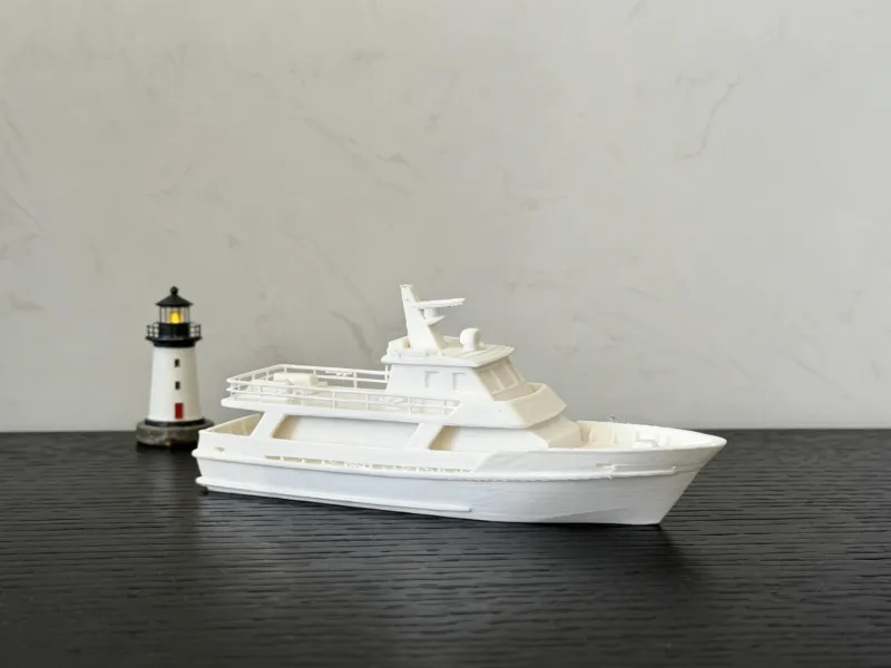 Großes Luxus-Kreuzfahrtschiff, hochdetailliert, Tischdekoration